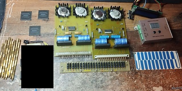 Diverse Leiterplatten, Bauteile und Elektronikkomponenten auf Werkstattuntergrund