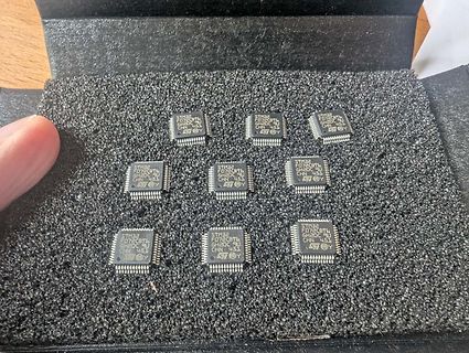 STM32F072CBT6 Mikrocontroller in Schaumstoffverpackung