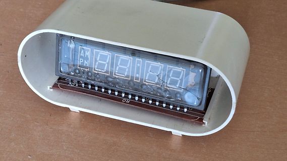 Digitaluhr mit freigelegter Leiterplatte