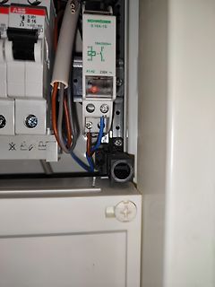 Elektroverteiler mit Sicherungsautomaten und Relais