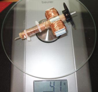 Selbstgebauter Elektromagnet auf einer Waage