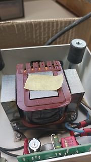 Transformator und elektronische Bauteile in Gehäuse