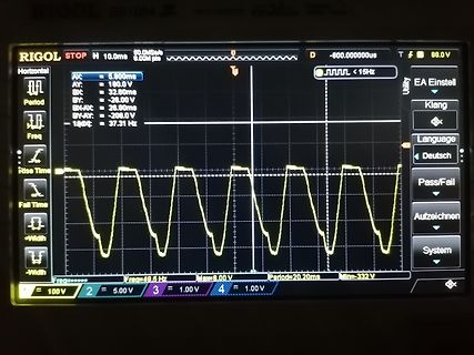 Oszilloskop-Display mit Sinus-ähnlichem Signal