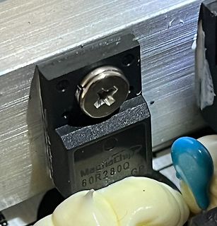 Nahaufnahme eines Leistungshalbleiters mit Schraubbefestigung