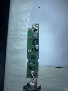 Leiterplatte mit integriertem Mikrocontroller und Elektrolytkondensatoren