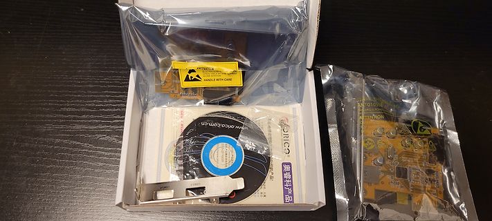 Inhalt einer Verpackung mit Elektronikkomponenten und CD