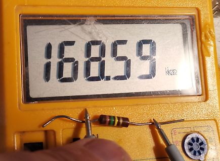 Multimeter misst Widerstand eines Widerstands