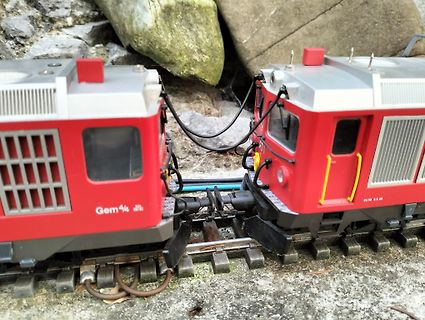 Modellbahnen auf Schienen im Freien