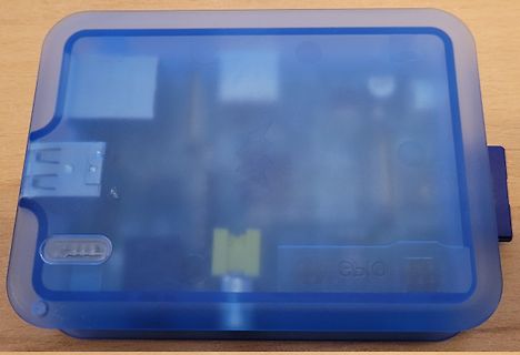 Blaues Kunststoffgehäuse mit sichtbarer Elektronik