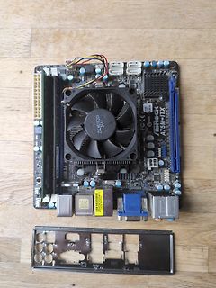 ASRock A75M-ITX Mainboard auf Holzuntergrund