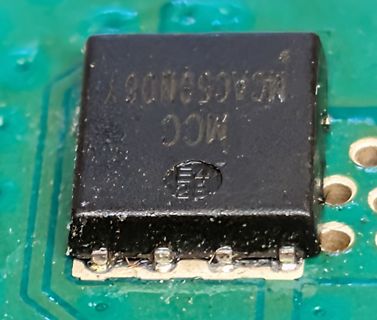 Nahaufnahme eines SMD-Bauteils auf einer Leiterplatte