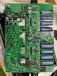 Beschädigte Leiterplatte mit Elektrolytkondensatoren