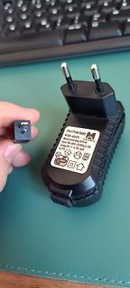 Netzteil mit Typenschild und Stecker