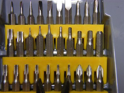 Sortiment an Schraubendreher-Bits in einer Halterung