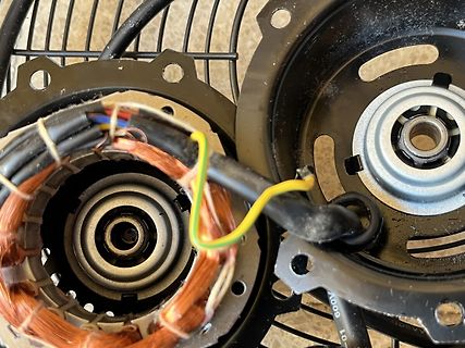 Innenansicht eines Elektromotors mit Kupferwicklungen