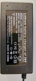 Typenschild eines Lithium-Batterieladegeräts