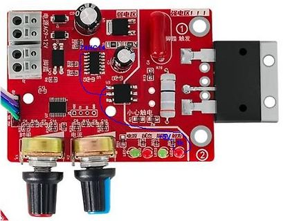 Rote Leiterplatte mit elektronischen Bauteilen