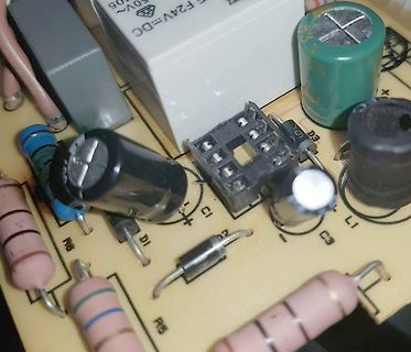 Nahaufnahme einer bestückten Leiterplatte mit elektronischen Bauteilen