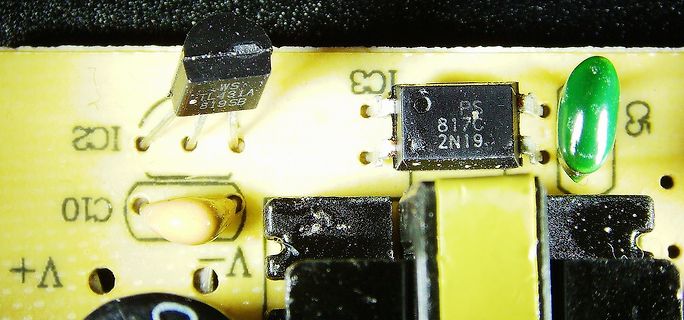 Nahaufnahme einer Leiterplatte mit elektronischen Bauteilen