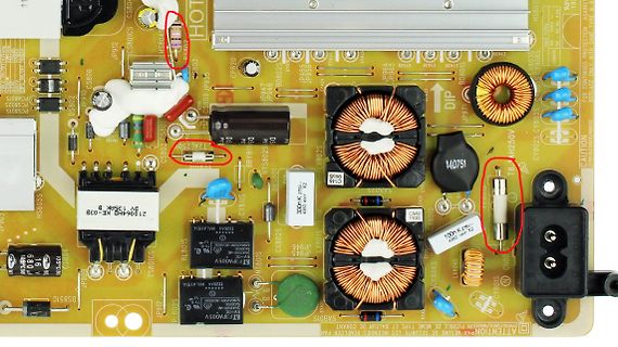 Foto einer bestückten Leiterplatte mit elektronischen Bauteilen