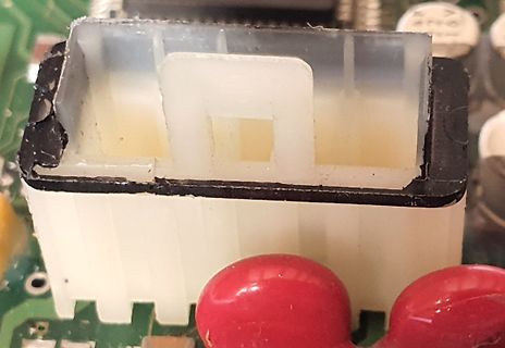 Weißer Kunststoffstecker auf Leiterplatte
