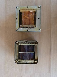 Zwei Transformatoren auf Holzuntergrund