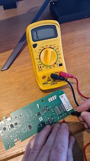 Multimeter misst Spannung an einer Leiterplatte