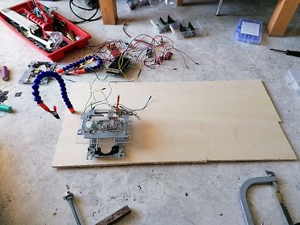Elektronik-Bastelprojekt mit freier Verdrahtung auf Holzbrett