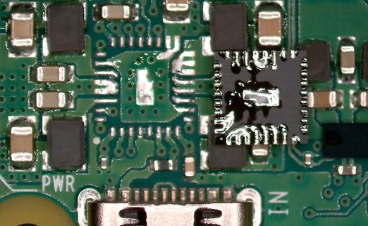 Makroaufnahme einer Leiterplatte mit SMD-Bauteilen