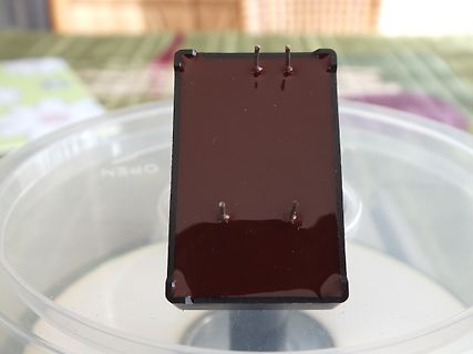 Elektronikbauteil mit dunkler Vergussmasse