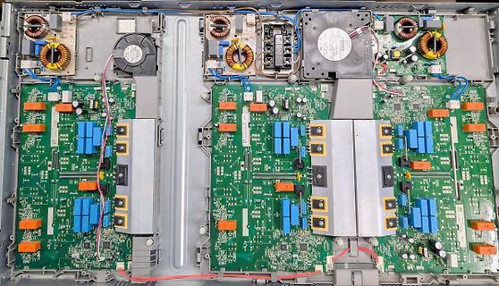 Innenansicht eines elektronischen Geräts mit mehreren Leiterplatten