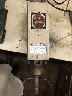 Industriemotor mit Typenschild und geöffnetem Anschlusskasten