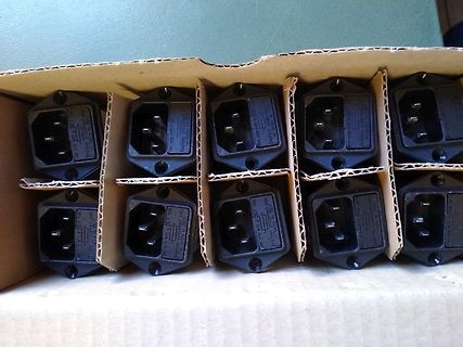 Mehrere schwarze Netzsteckdosen in Kartonverpackung