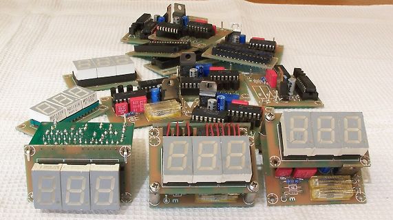 Mehrere kleine Leiterplatten mit 7-Segment-Anzeigen und ICs