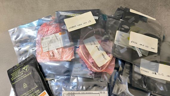 Verschiedene elektronische Bauteile in antistatischen Beuteln