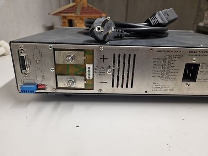 Rückseite eines Netzteils mit Anschlüssen