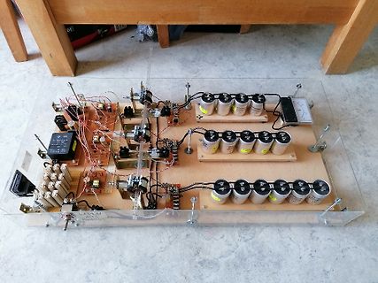 Aufbau einer Elektronikschaltung mit Elektrolytkondensatoren auf Acrylplatte