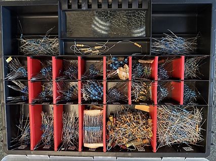 Sortimentsdose mit verschiedenen elektronischen Bauteilen