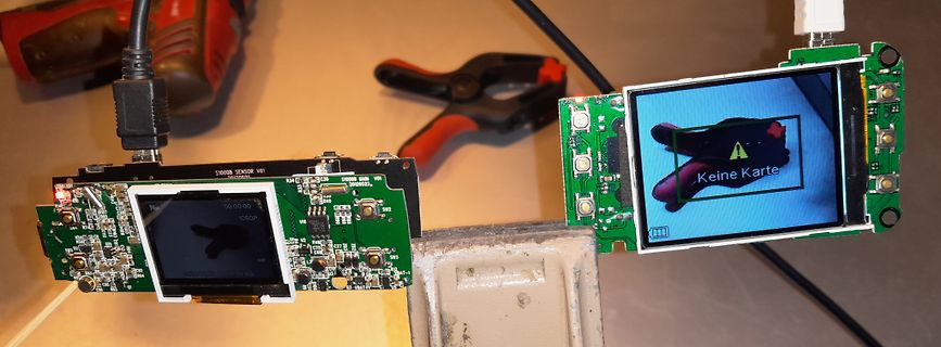 Zwei geöffnete Digitalkameras auf einem Tisch