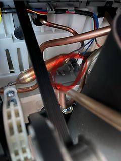 Kupferrohre und Kabel in einem Gehäuse