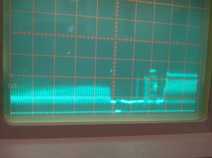 Abfotografierter Oszilloskop-Bildschirm mit Signalverlauf