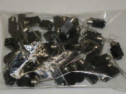 Bag mit vielen schwarzen Potentiometern