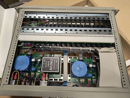 Innenansicht eines elektronischen Geräts mit Netzteilen