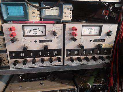 Zwei Fluke AC/DC Differenzvoltmeter auf einem Arbeitstisch