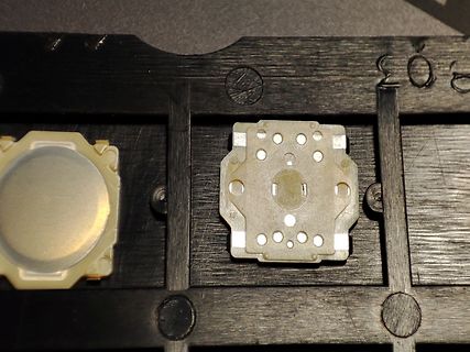 Nahaufnahme von elektronischen Bauteilen auf einer schwarzen Unterlage