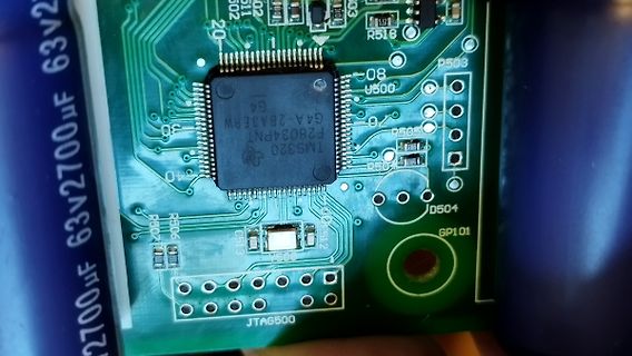 Nahaufnahme einer Leiterplatte mit TMS320 Mikrocontroller