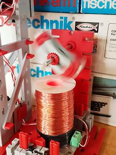Experimenteller Aufbau mit Spule und rotierendem Motor