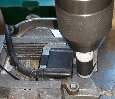 Bauteil in einer Bohrmaschine oder Fräse eingespannt
