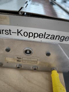 Nahaufnahme einer Koppelzange mit Typenschild