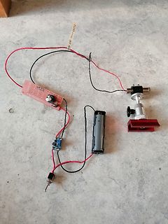 Freie Verdrahtung mit Batterie, Lochrasterplatine und Netzteil